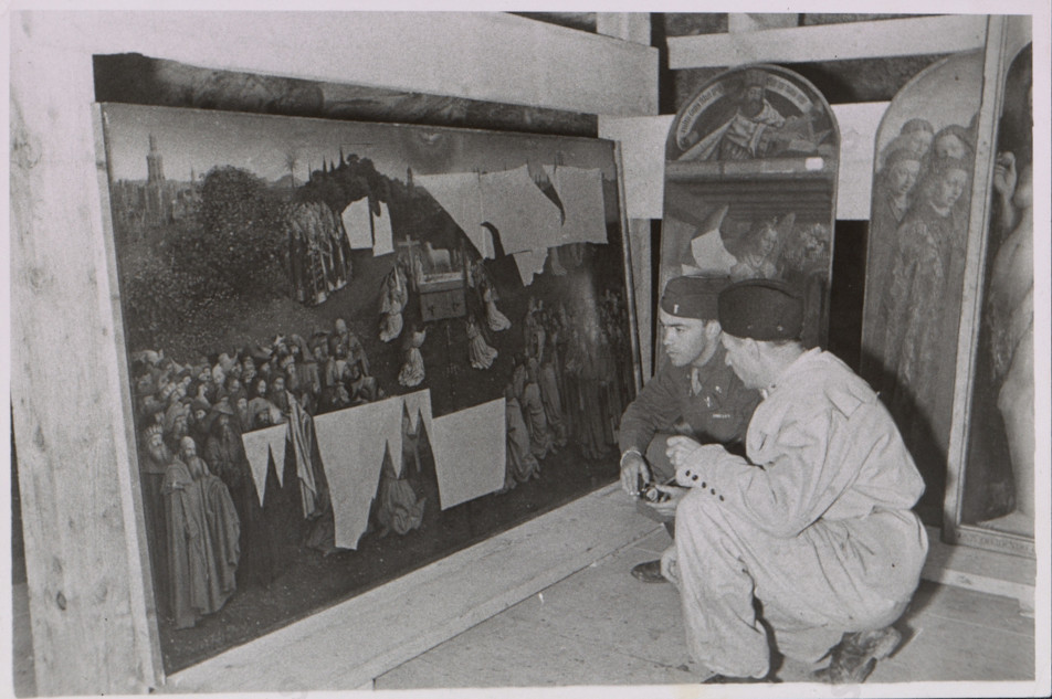 1945 年在阿尔陶斯盐矿中检查根特祭坛画