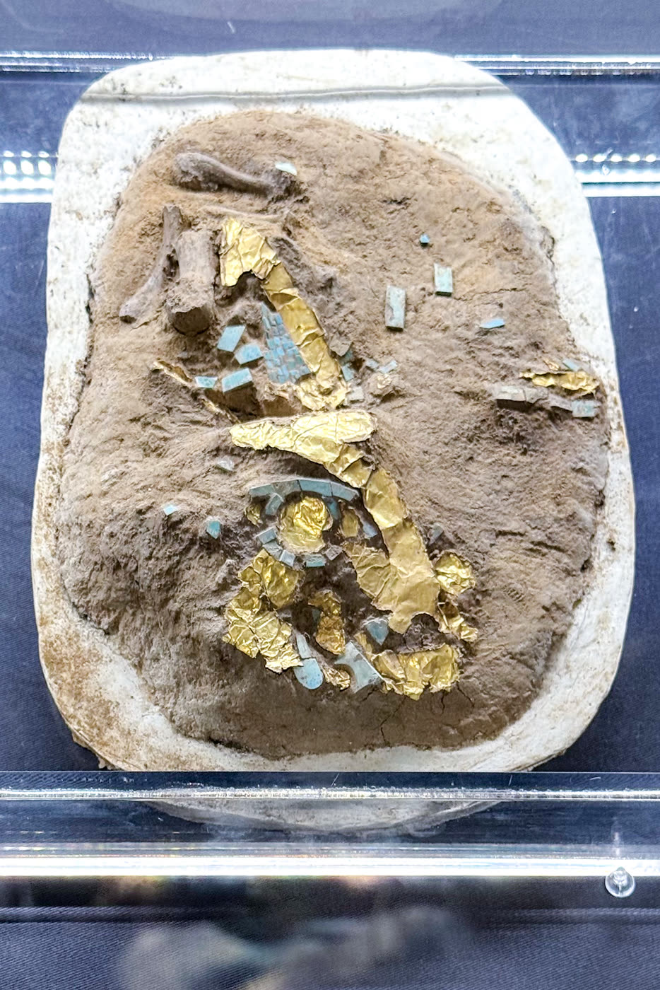 金片与绿松石