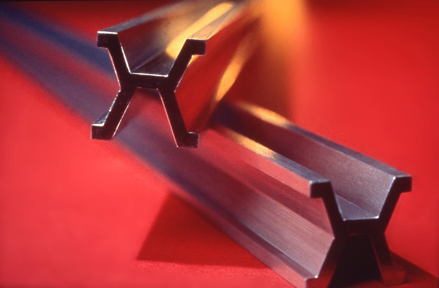 铂铱合金米尺的 X 形截面特写