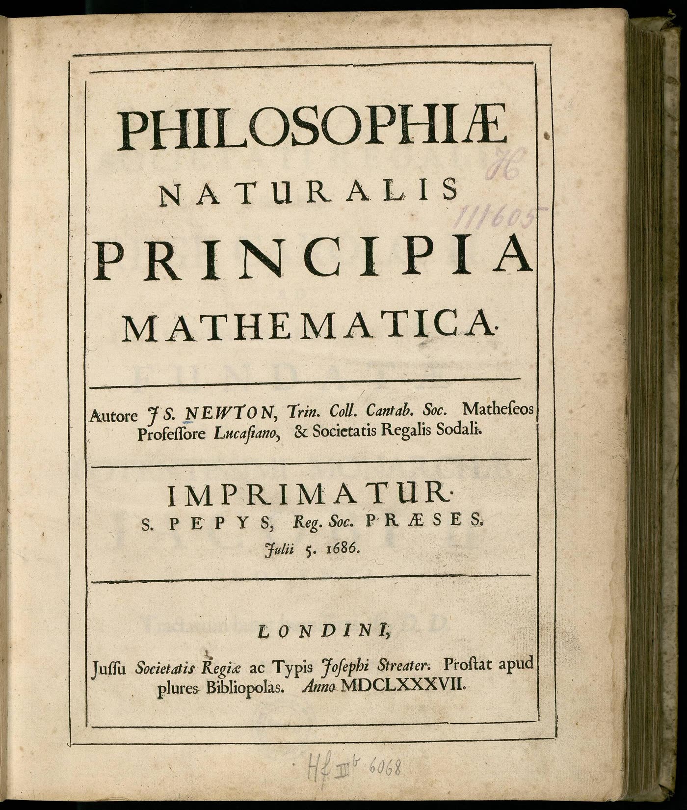 《自然哲学的数学原理》1687 年初版扉页，拉丁文，中间有大号字 IMPRIMATUR 和 S. PEPYS