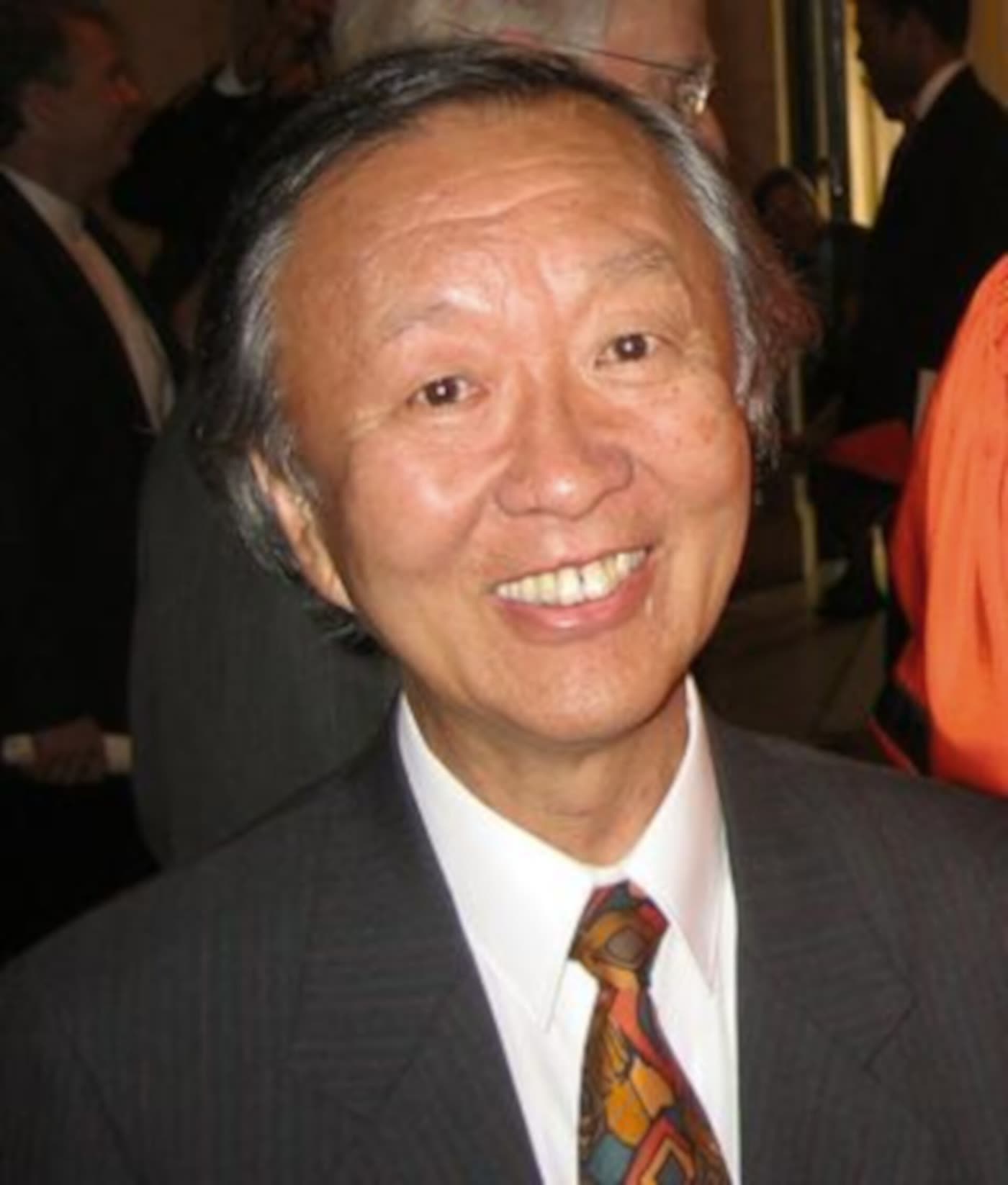 高锟面带微笑的近照，身穿深色西装