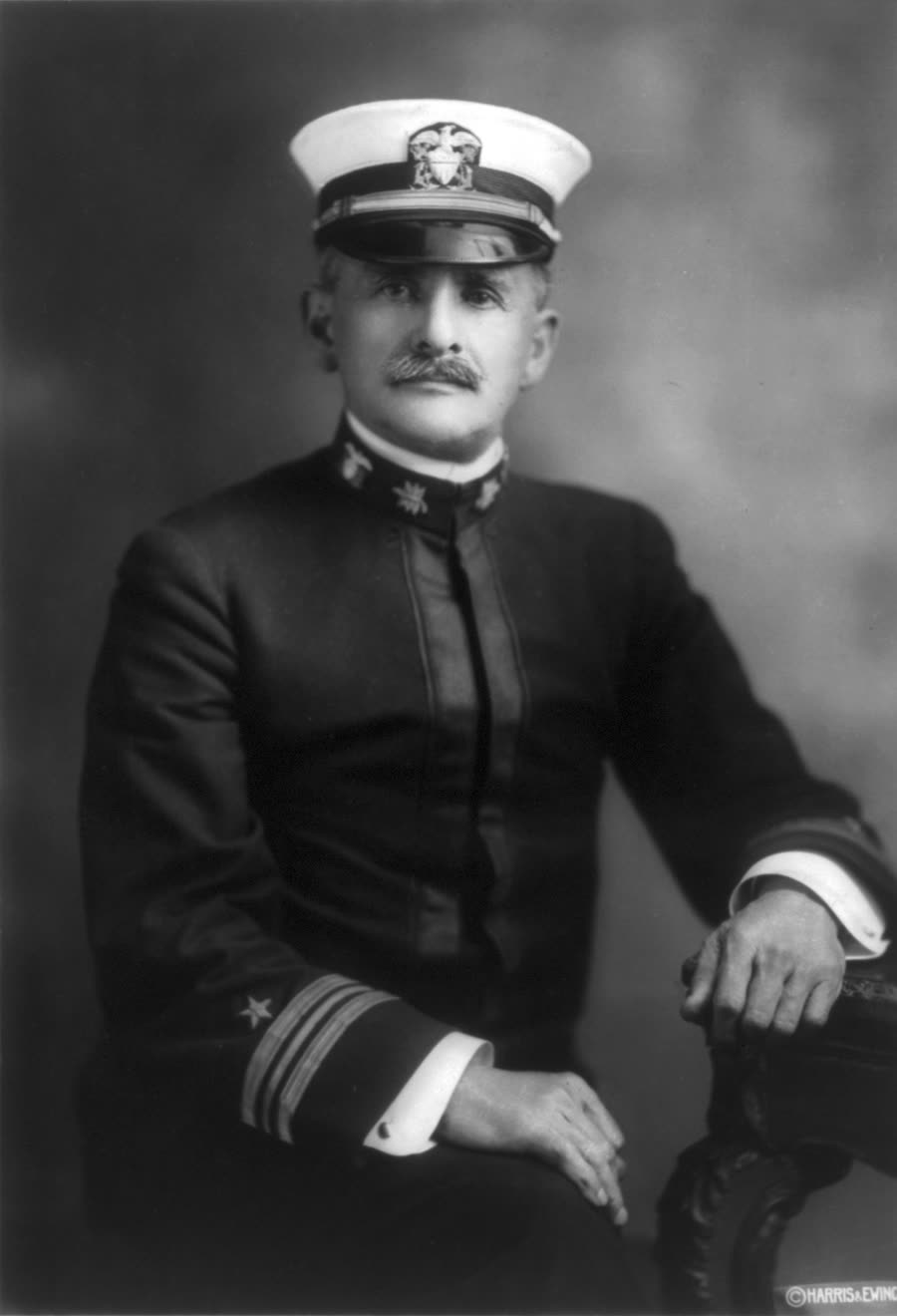 迈克耳孙身穿美国海军制服的坐像，1918 年