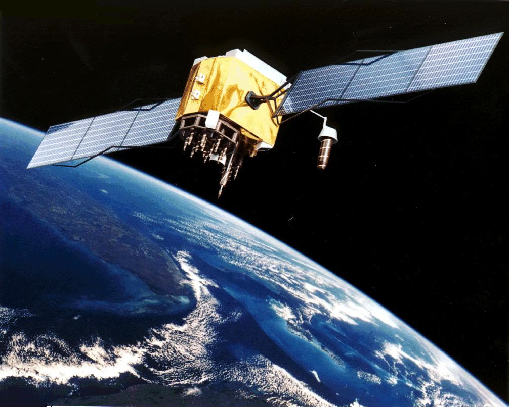 GPS IIF 型卫星在地球上空的艺术示意图，金色箔包裹的星体两侧伸出蓝色太阳能帆板