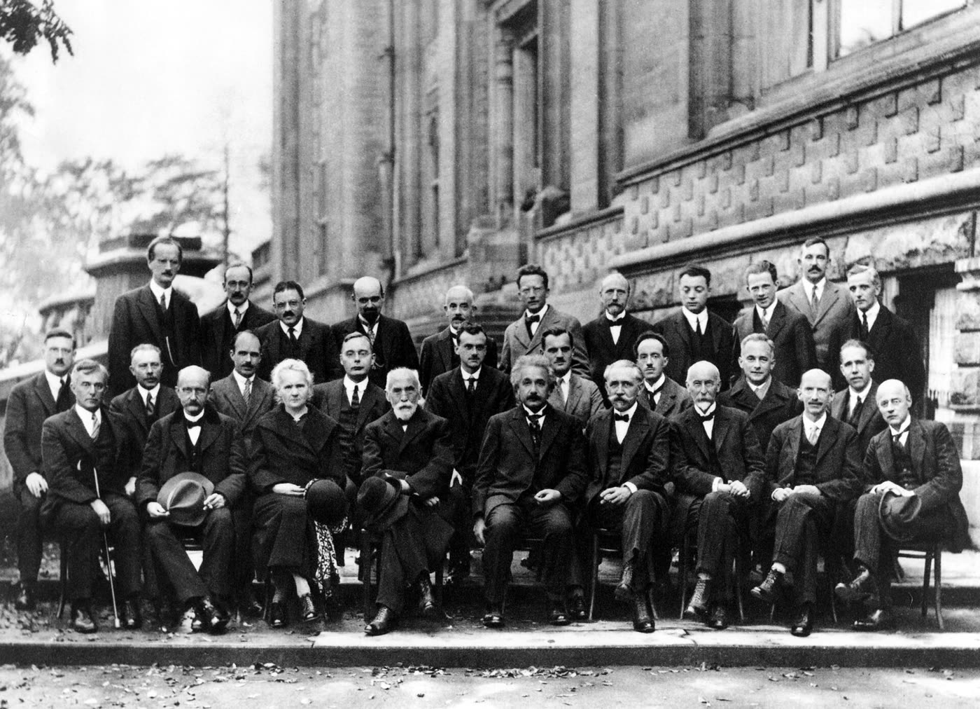 1927 年第五届索尔维会议合影，三排共 29 人，前排正中是爱因斯坦
