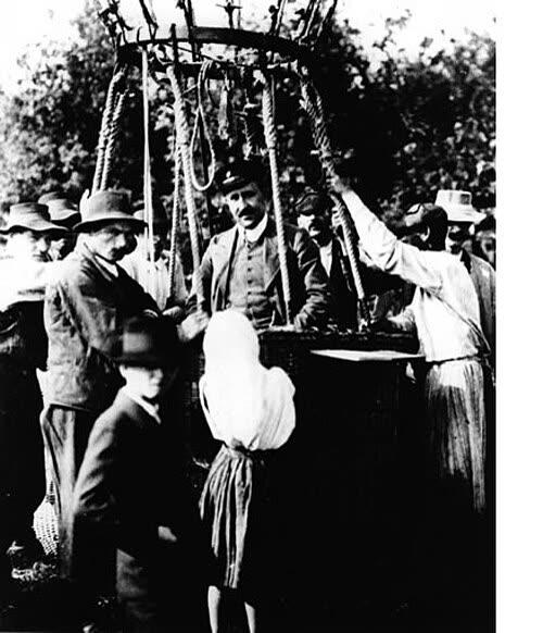 1912 年，赫斯站在气球吊篮里，周围挤着围观的人