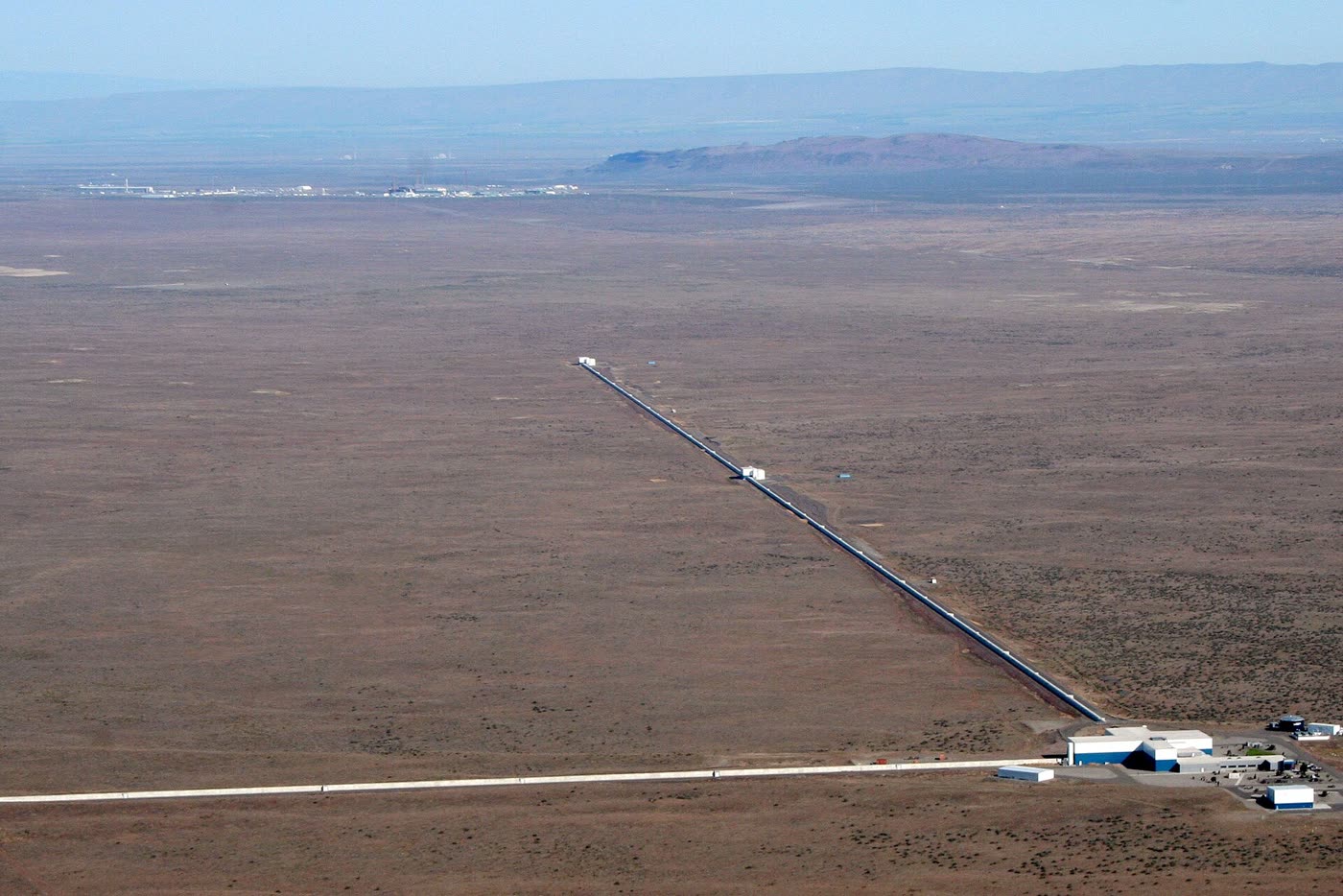 LIGO 汉福德观测站鸟瞰：两条笔直的长臂在荒原上成 L 形
